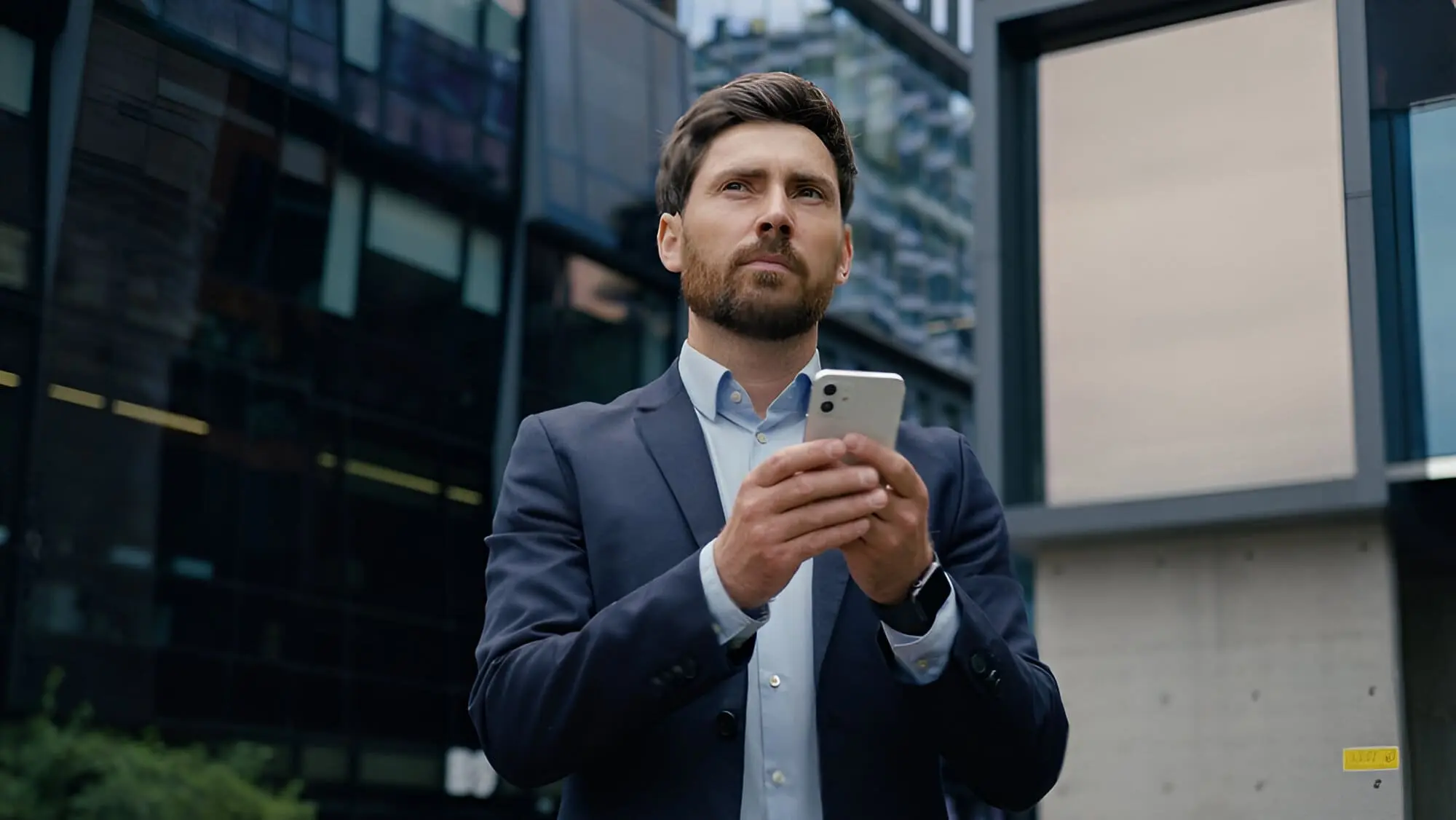 Empresário interagindo com interface holográfica de gestão